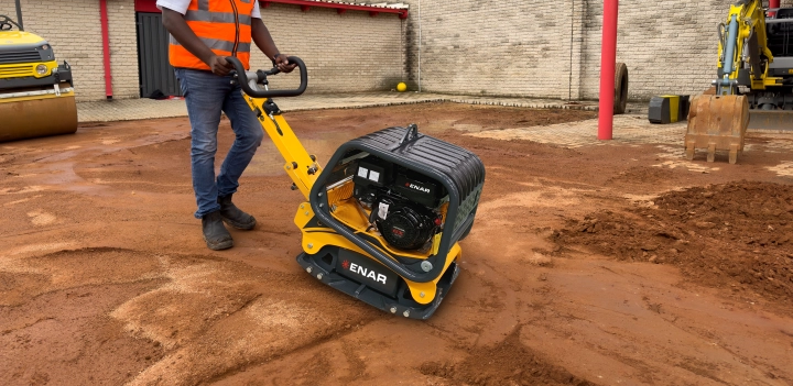 Bodenverdichtung: Vibrationsplatte vs. Vibrationswalze | ENAR